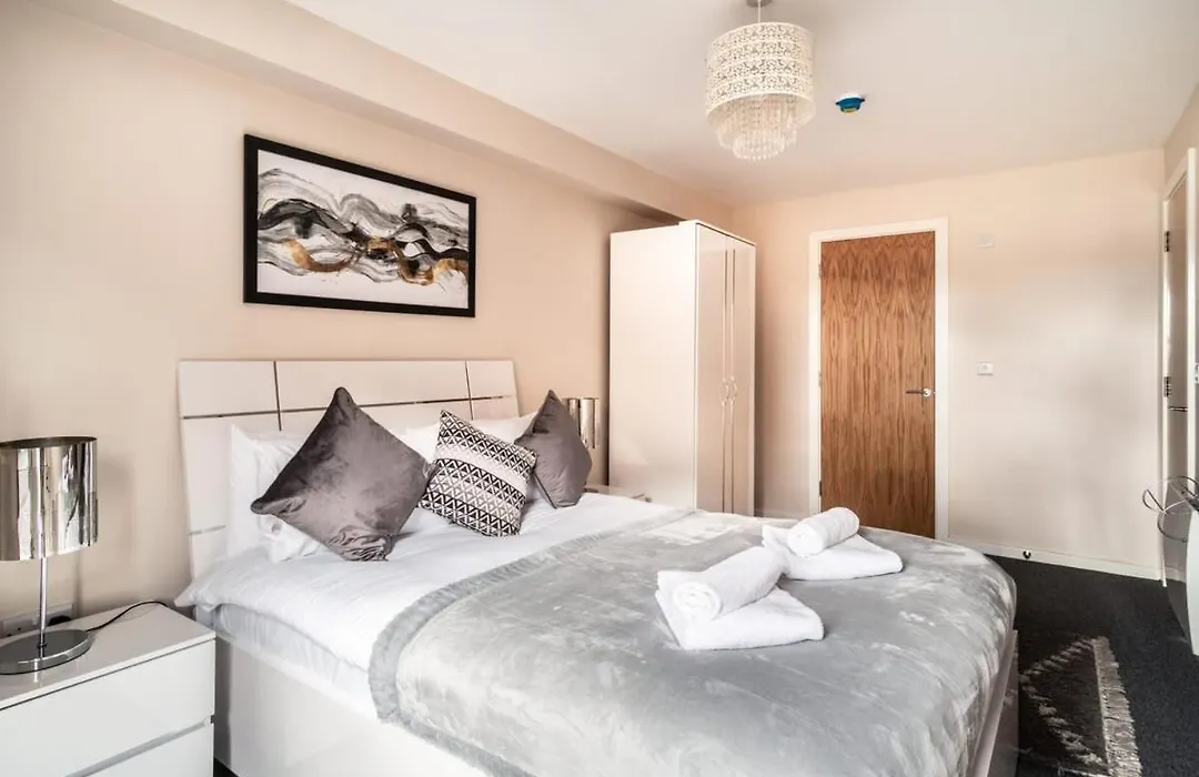 Spacious & Bright 2 Bed Apartment In Manchester-1