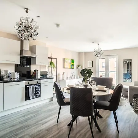 Spacious & Bright 2 Bed Apartment In Manchester-3